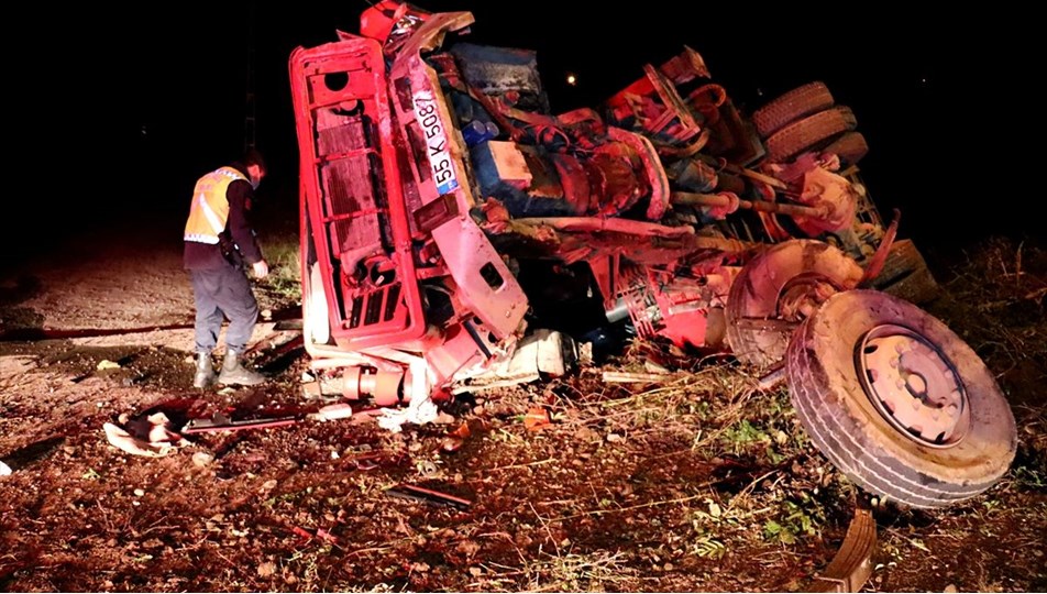 Samsun'da vinç iki otomobile çarptı: İki kişi hayatını kaybetti, bir kişi ağır yaralı