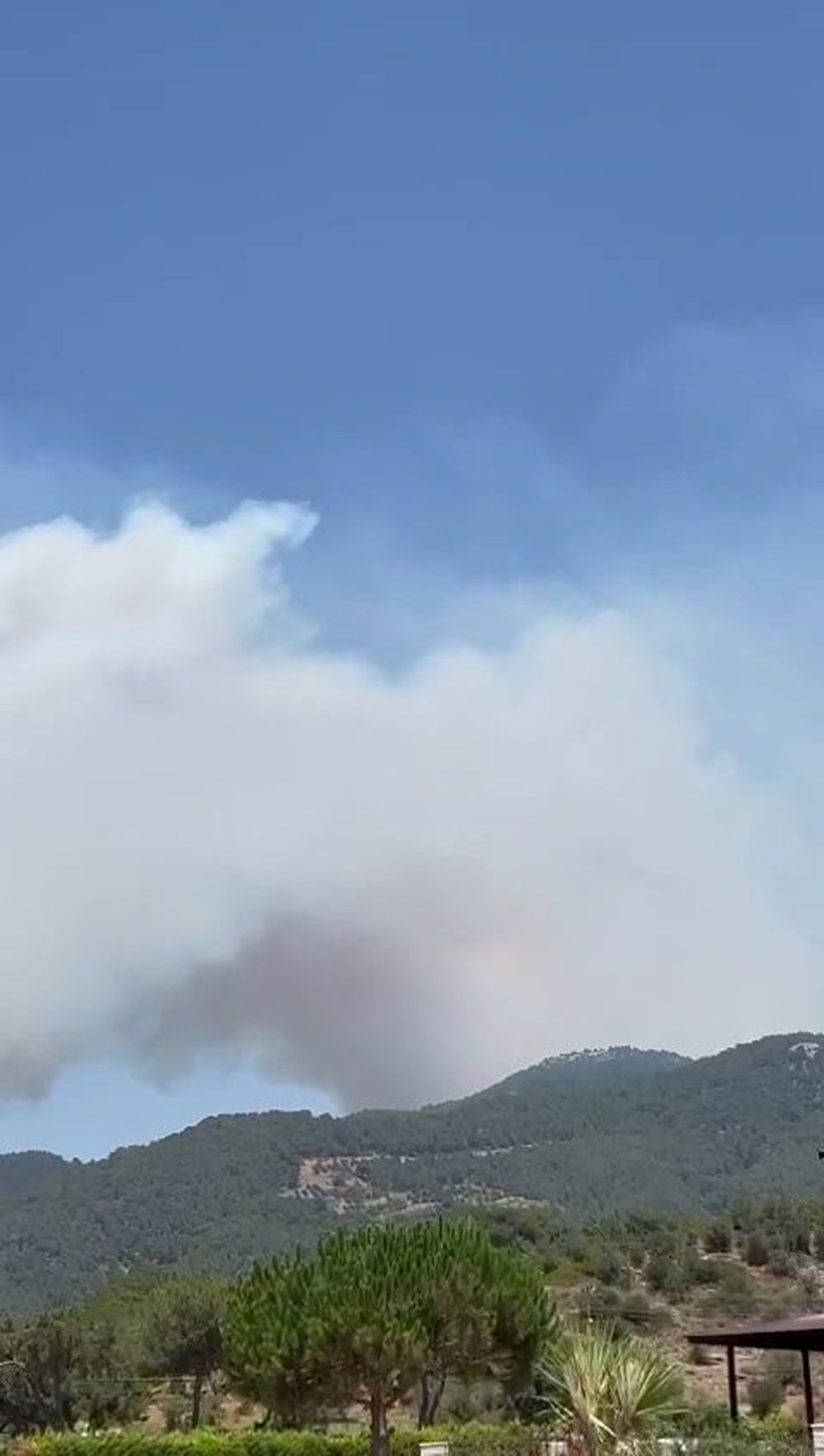 İzmir, Kahramanmaraş ve Karaman'da orman yangını! Uçaklar ve helikopterler bölgede, İzmir'deki yangında vatandaşlar tahliye ediliyor - 4