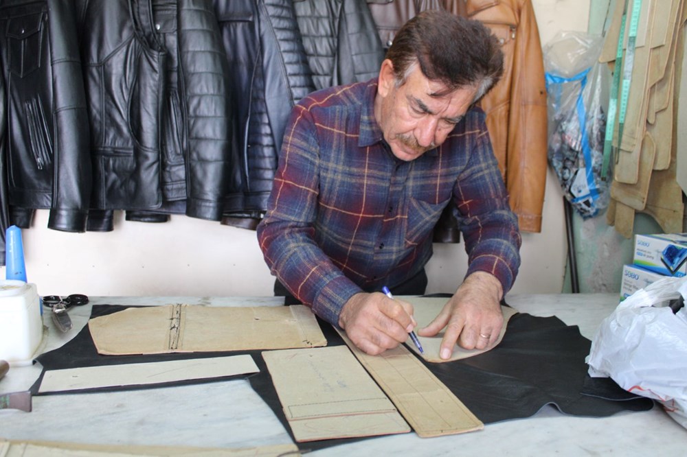 66 Yaşındaki Sanatkarın Ellerinde Ham Deri Sanata Dönüşüyor: Meslek Aşkıyla Yaratılan Eserler 74 2iQ2nOjt80WNCOrIgDwlLQ