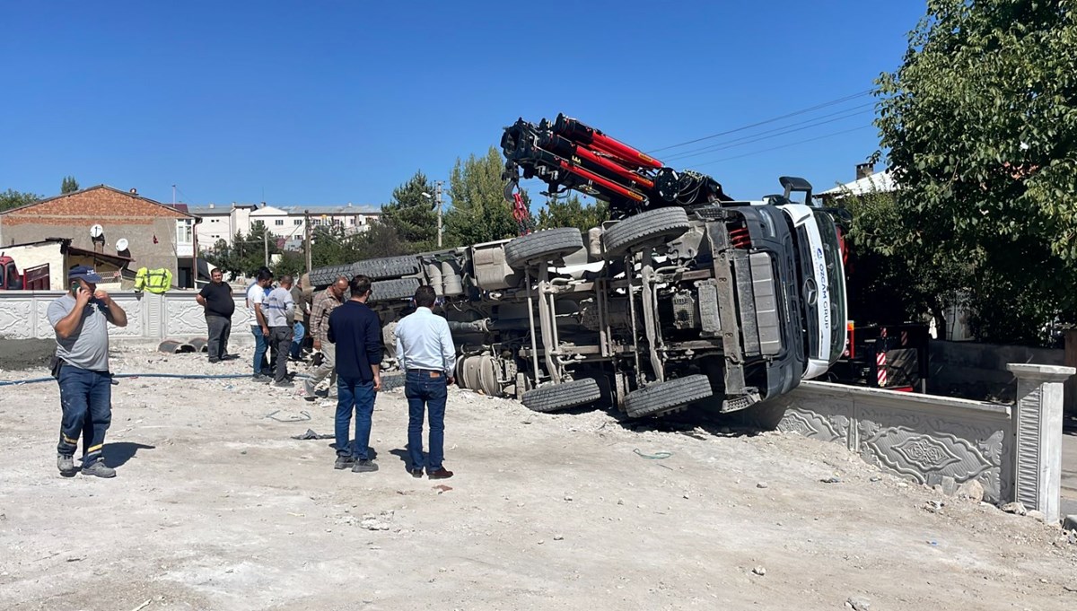Sivas'ta beton mikseri devrildi