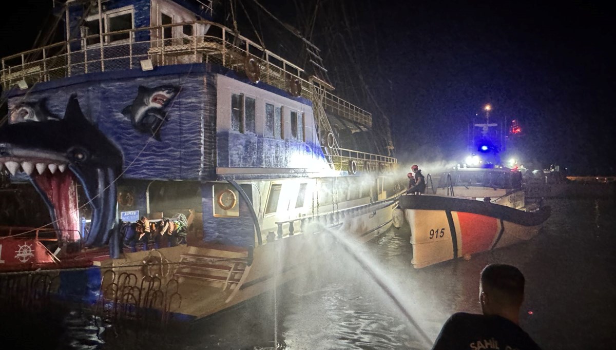 Antalya'da tur teknesinde yangın Antalya'da tur teknesinde yangın