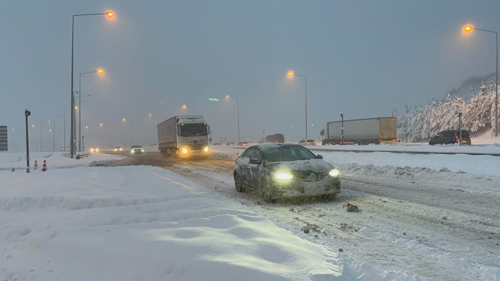 Yoğun kar ve buzlanma etkisi: Bolu'da trafik kazaları yolu tıkadı - 5