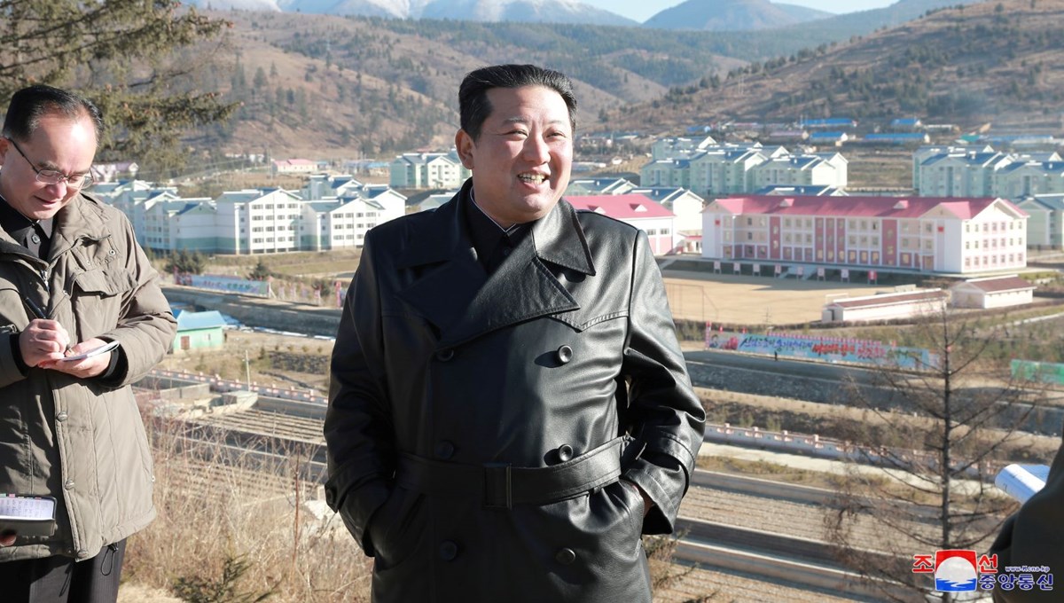 Kim Jong-Un zayıflayınca deri pardösü giydi