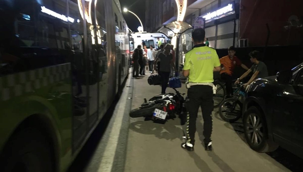 Alkollü motosiklet sürücüsü otobüsten inen yolcuya çarptı: 2 yaralı Alkollü motosiklet sürücüsü otobüsten inen yolcuya çarptı: 2 yaralı
