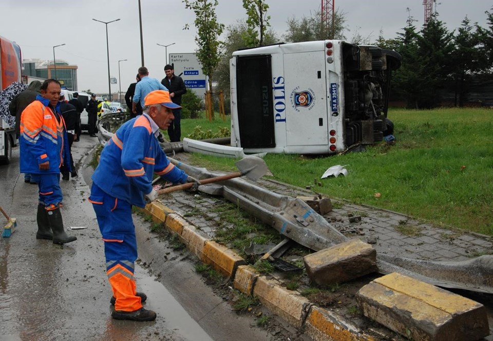 İstanbul’da çevik kuvvet otobüsü devrildi - 2