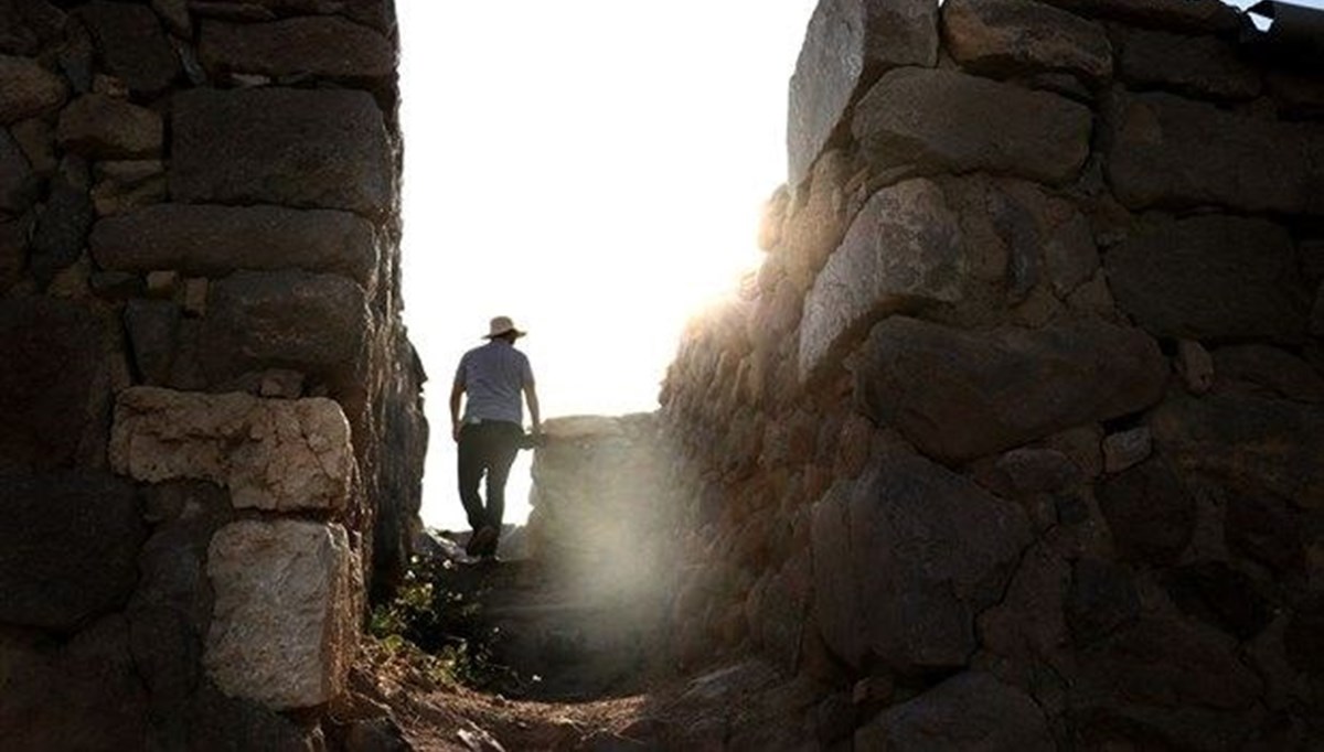 Konya'daki Takkeli Dağ'ında
5 bin yıllık stratejik kalenin kapısı bulundu