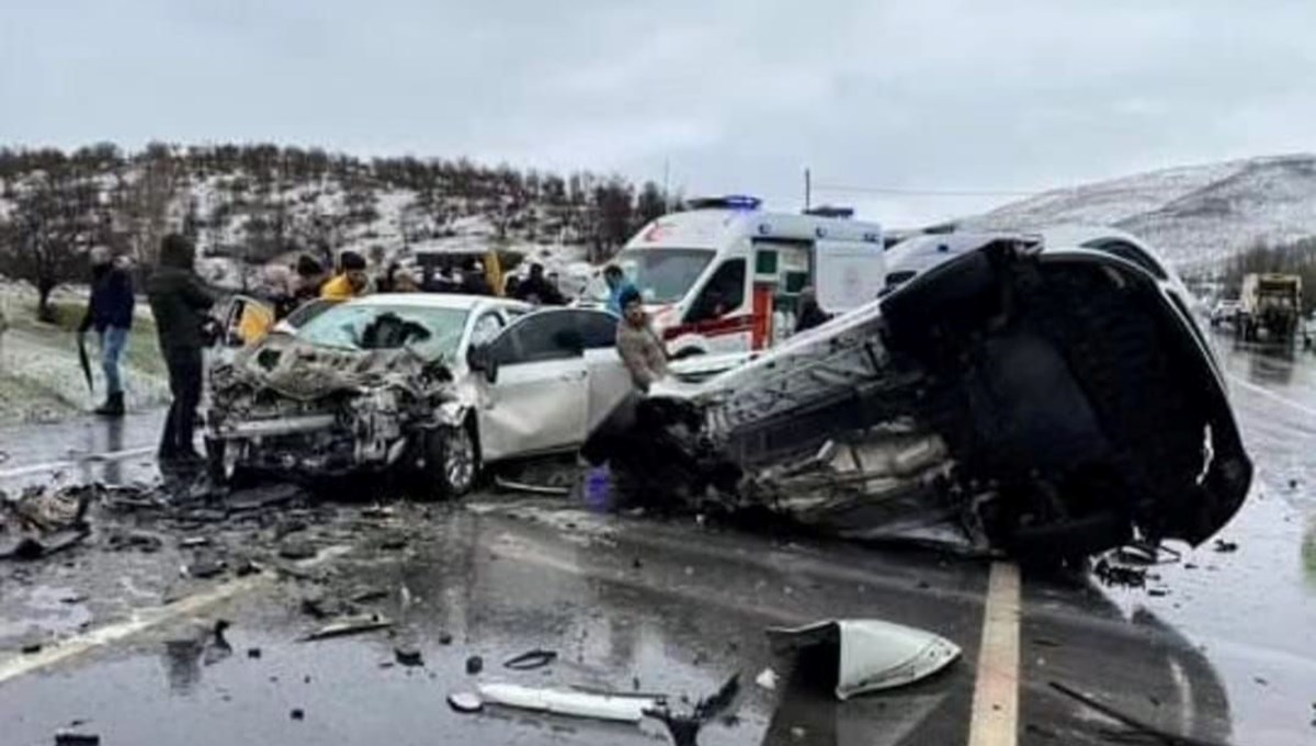 Bingöl’de otomobiller çarpıştı: 1 ölü, 4 yaralı Bingöl’de otomobiller çarpıştı: 1 ölü, 4 yaralı