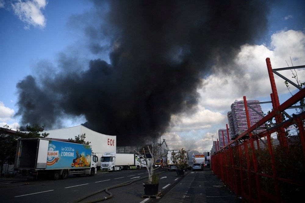 Paris'te bulunan dünyanın en büyük gıda pazarında yangın - 4