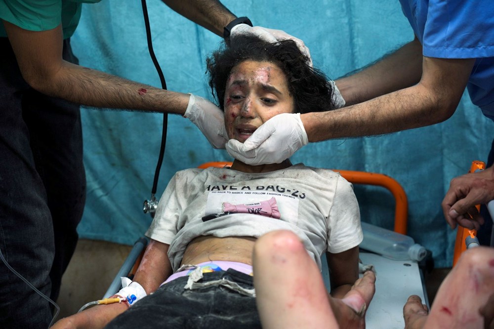 İsrail, Gazze'de hastaneyi hedef aldı: En az 500 kişi hayatını kaybetti - 14