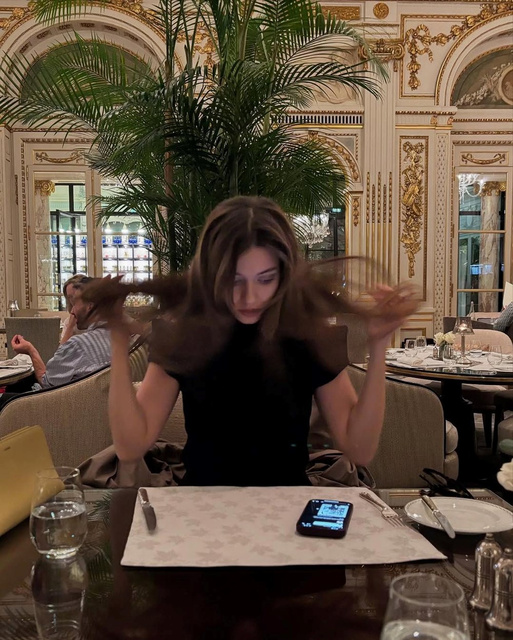 Afra Saraçoğlu: Paris'ten Filtresiz Güzellik Manzaraları 77 2lDThQ9M7ESd0Vt8c2UtiA