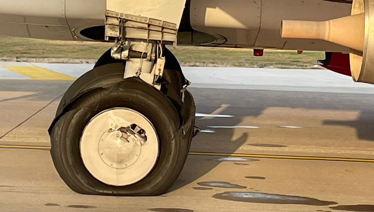 Antalya limanına inen uçağın lastikleri patladı Antalya limanına inen uçağın lastikleri patladı