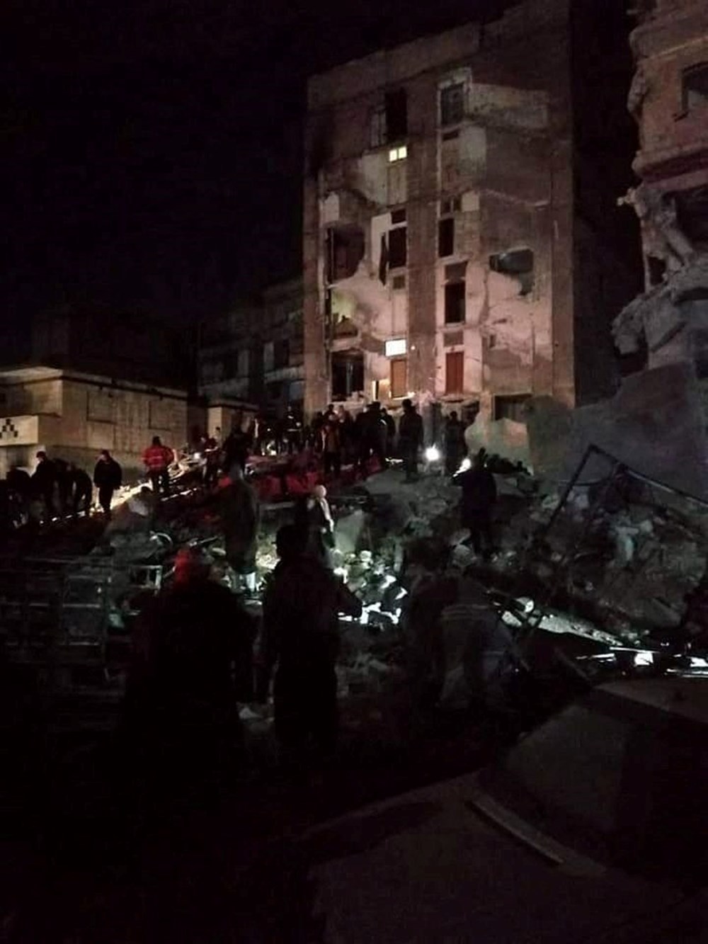 Türkiye'deki 7,4 şiddetindeki deprem Mısır'dan İran'a kadar çevre ülkeleri de vurdu: Yıkımın fotoğrafları - 8