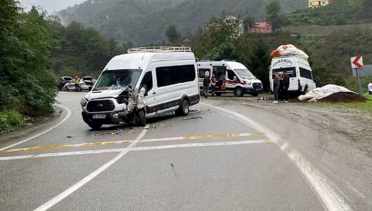 Giresun'da 2 minibüs çarpıştı
