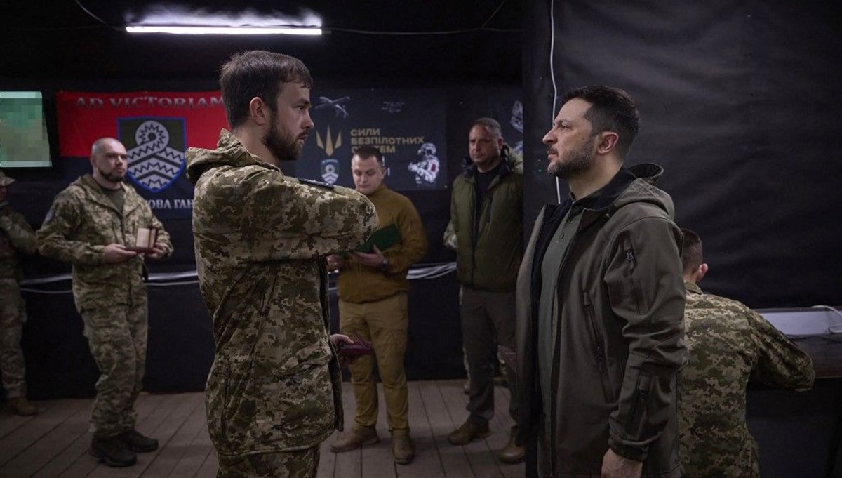Zelenski'den cephe ziyareti