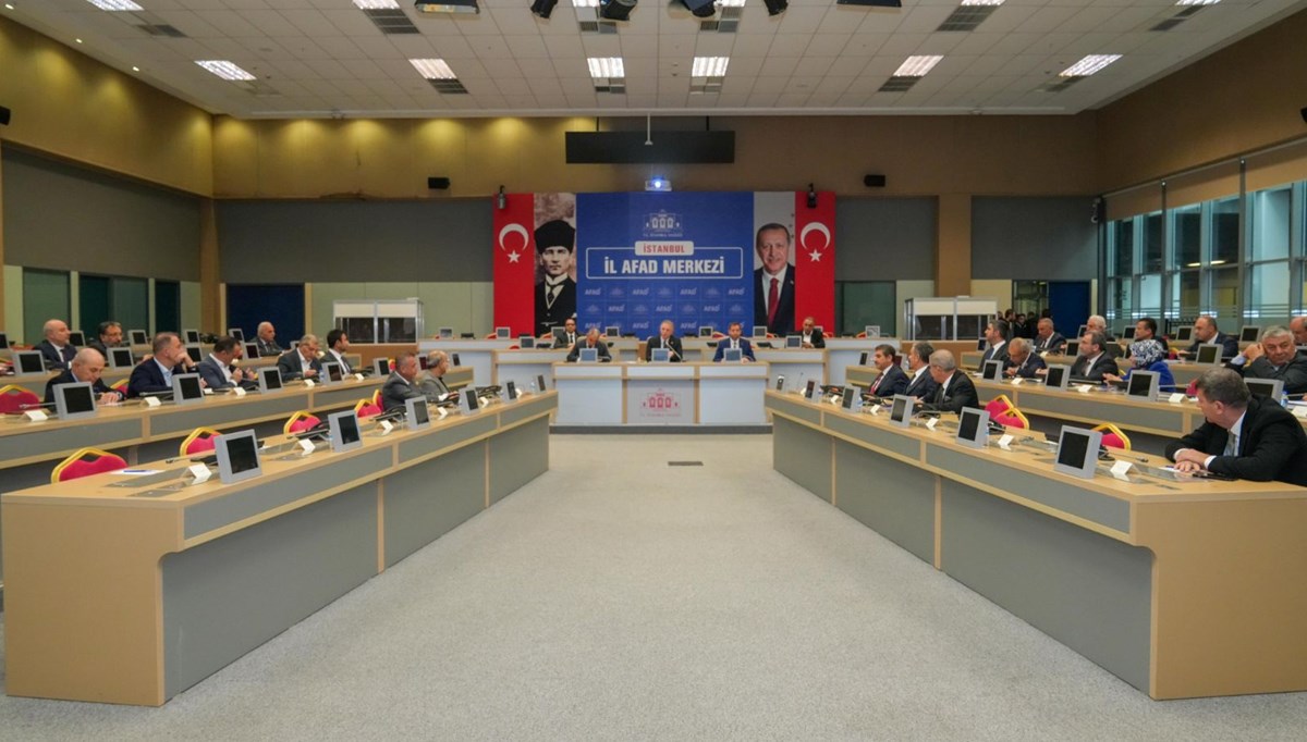 İstanbul Valisi Davut Gül, ilçe belediye başkanlarıyla toplantı yaptı İstanbul Valisi Davut Gül, ilçe belediye başkanlarıyla toplantı yaptı