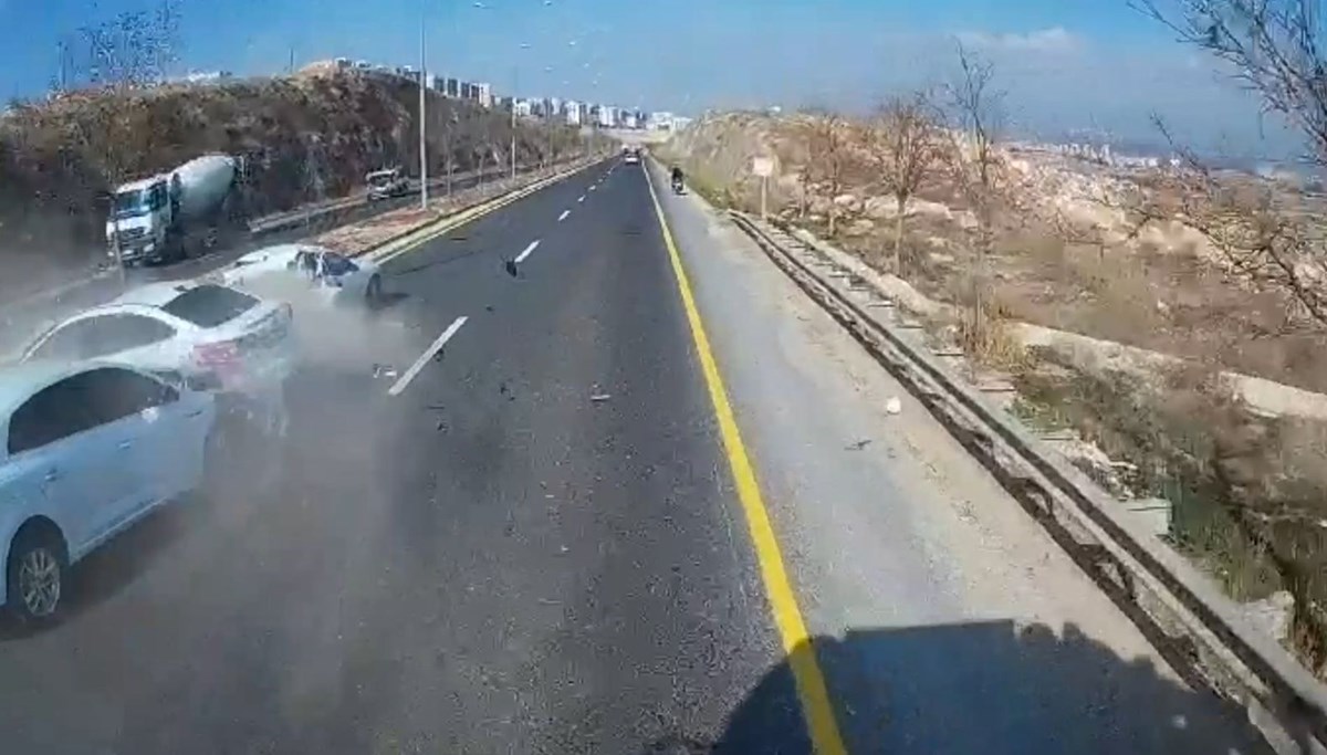 4 araçlık zincirleme trafik kazası araç kamerasına yansıdı