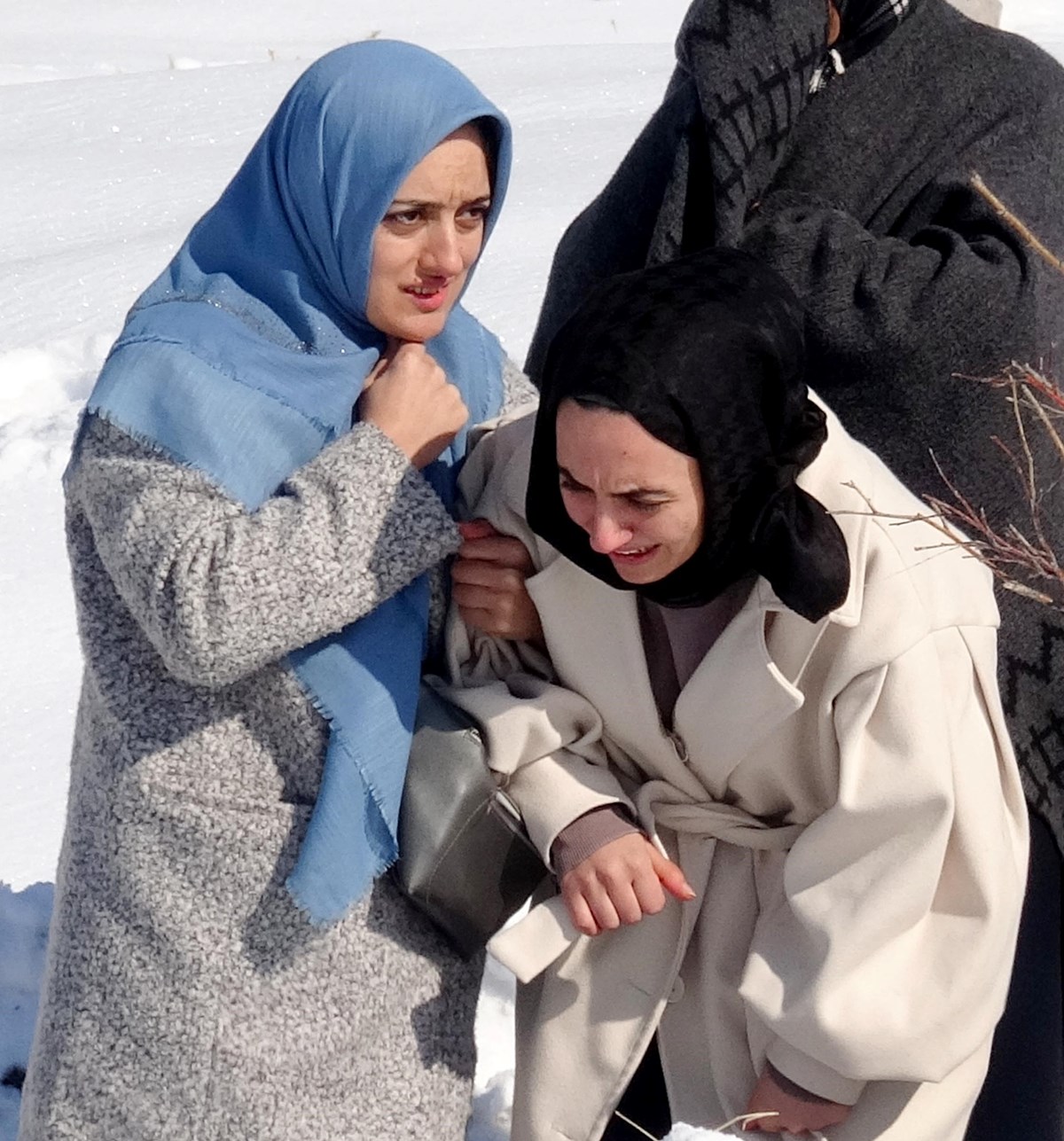 Sözlüsünün künyesini boynuna asan Nefise Öztürk (25), cenazede gözyaşlarını tutamadı ve ayakta durmakta güçlük çekti.