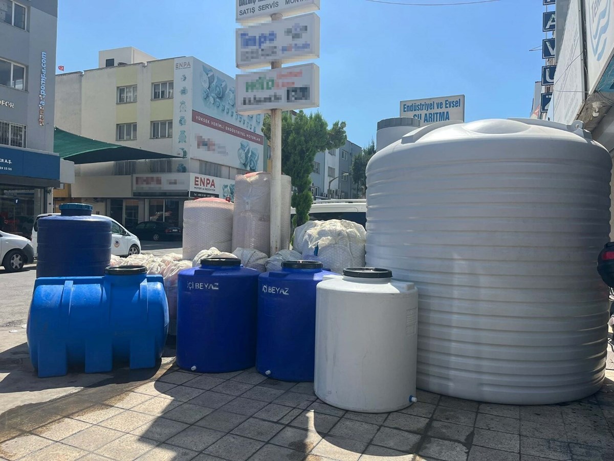 Özellikle turistik yerlerde gece saatlerinde uygulanan kesintiler nedeniyle vatandaşlar, bireysel su depolarına yöneldi.