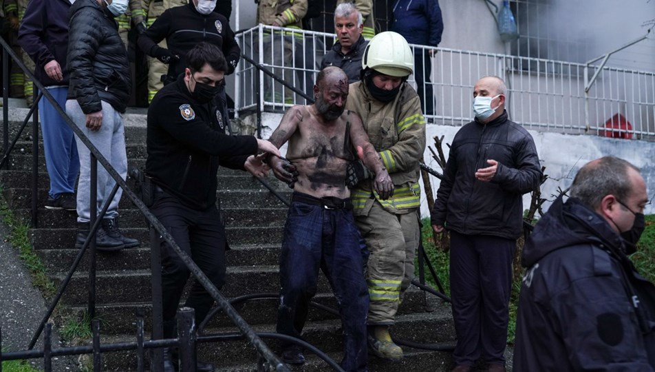 Güngören'de itfaiye korkuluk demirlerini keserek mahsur kalan kişiyi kurtardı
