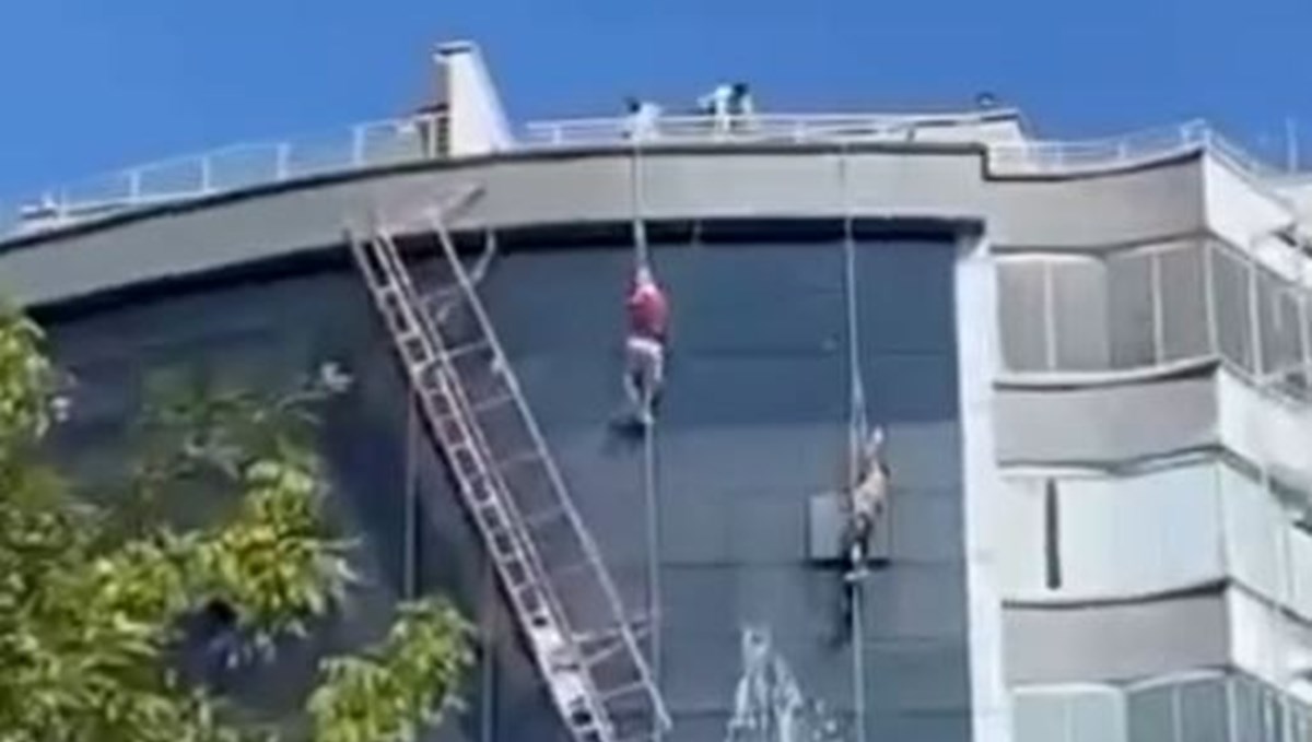 İskelenin halatı koptu, işçiler havada asılı kaldı İskelenin halatı koptu, işçiler havada asılı kaldı