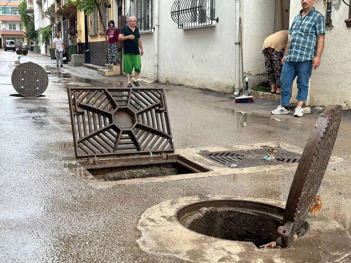 Bursa'da sağanak yağış hayatı felç etti! Rögarlar taştı, yollar dereye döndü