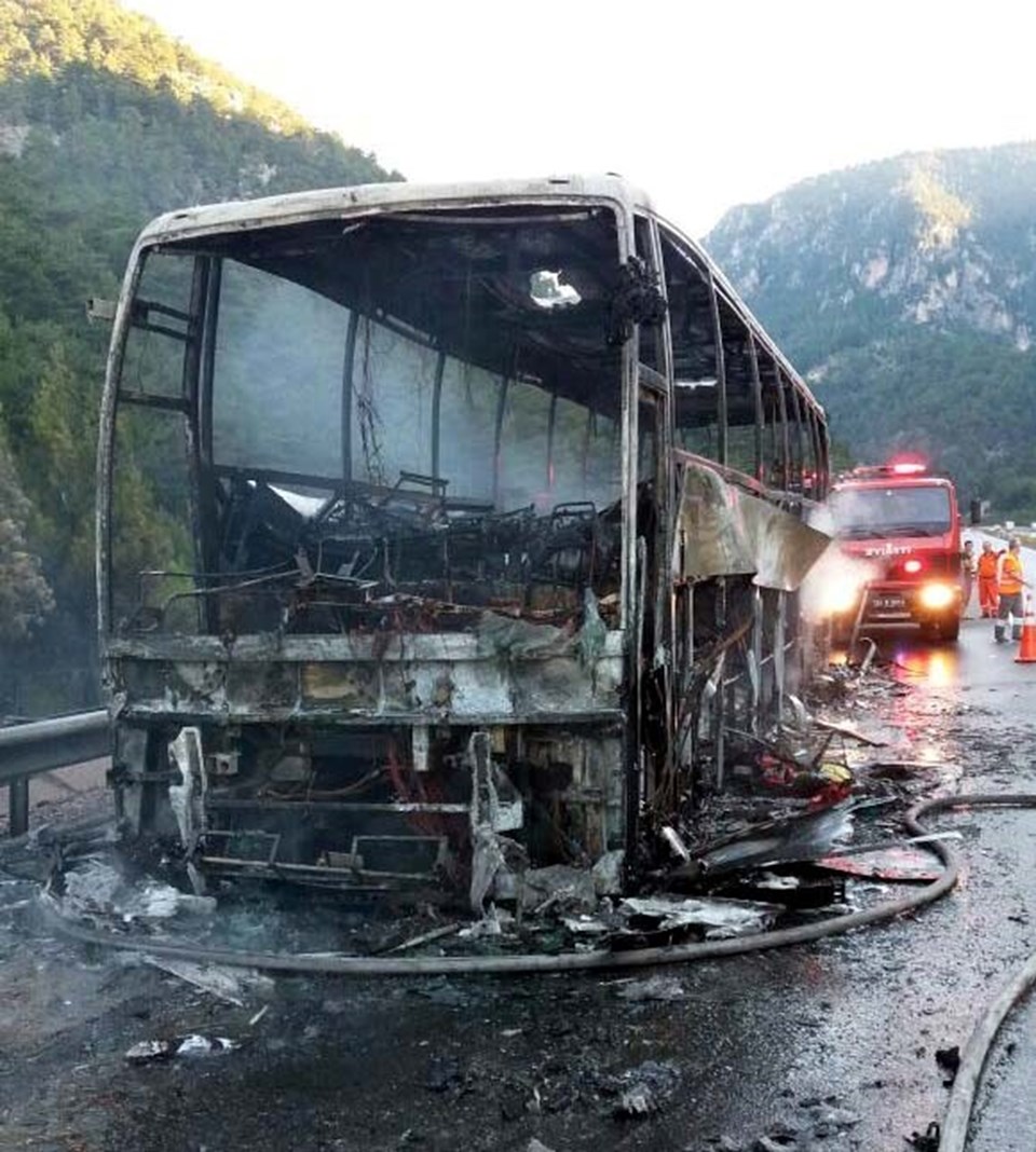 Yolcu otobüsü alev alev yandı - 1