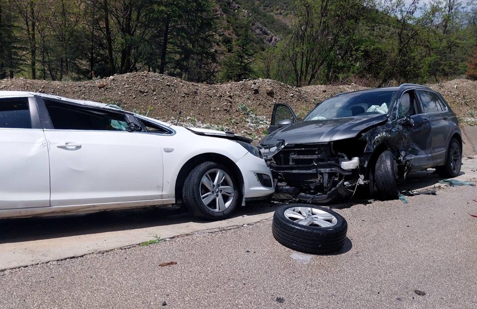Isparta’da kaza yerinde ikinci kaza: Ambulans ve polis araçlarına çarptı, 10 kişi yaralandı - 2