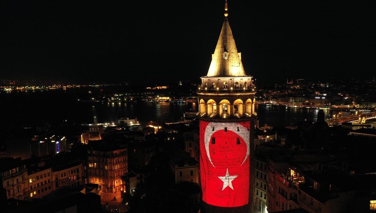 Galata Kulesi 19 Mayıs'a özel görsellerle ışıklandırıldı
