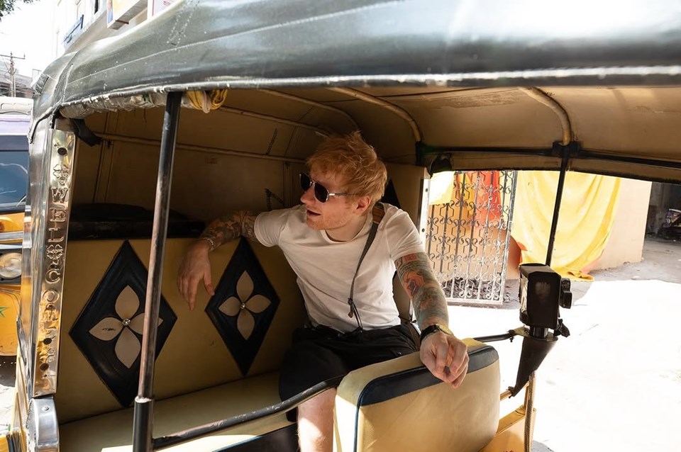 Ed Sheeran'ın Hindistan'daki sokak konseri yarıda kesildi - 1