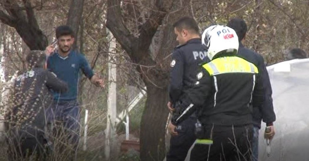 Dur ihtarına uymayan araçtan polise ateş - 1