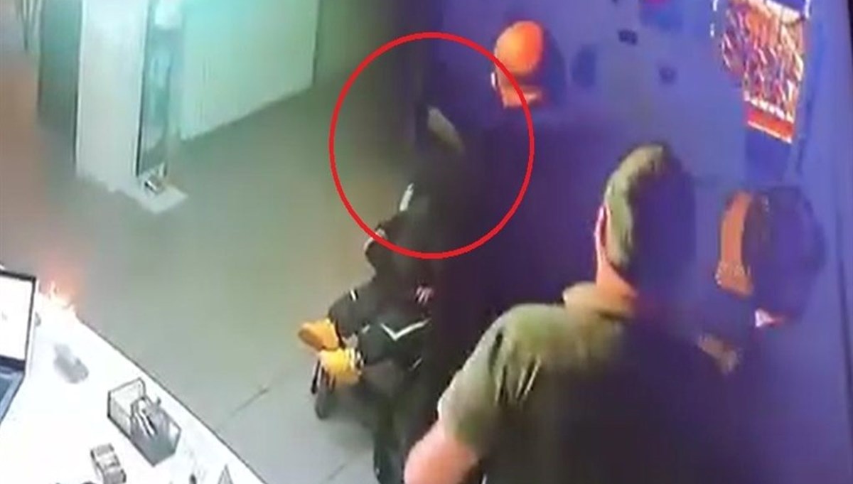 Küfürler edip yüksek sesle konuşan kadın kendisini uyaran diş hekimini bıçakladı Küfürler edip yüksek sesle konuşan kadın kendisini uyaran diş hekimini bıçakladı
