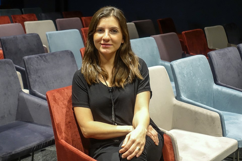 Tiyatro sahnesinde sitcom tadında komedi: Kim Geldi? - 3