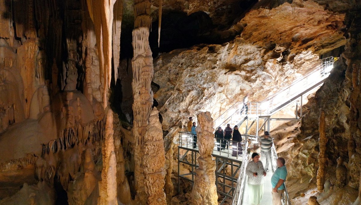Karaca Mağarası serin havasıyla turistlerin rotasında yer aldı Karaca Mağarası serin havasıyla turistlerin rotasında yer aldı