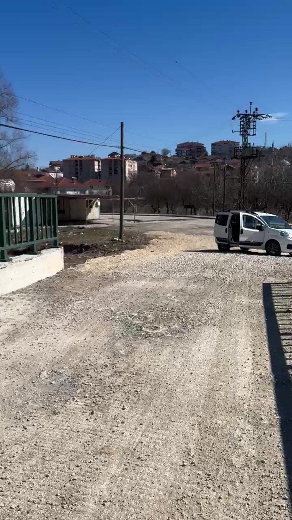Belediye başkanı tek başına köprü açtı - 1