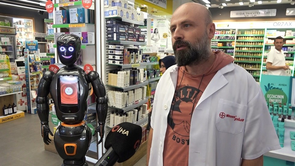 Yerli ve milli yapay zekalı robot, eczanede işbaşı yaptı - 1