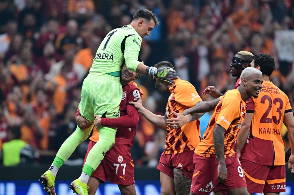 Okan Buruk, canlı yayında ayrılıkları ve Osimhen'i açıkladı: