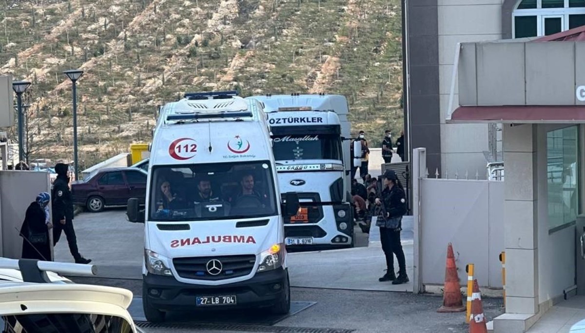 Gaziantep'te facia: Yakıt tankerinde 2'si ölü, 7'si baygın 52 düzensiz göçmen bulundu Gaziantep'te facia: Yakıt tankerinde 2'si ölü, 7'si baygın 52 düzensiz göçmen bulundu