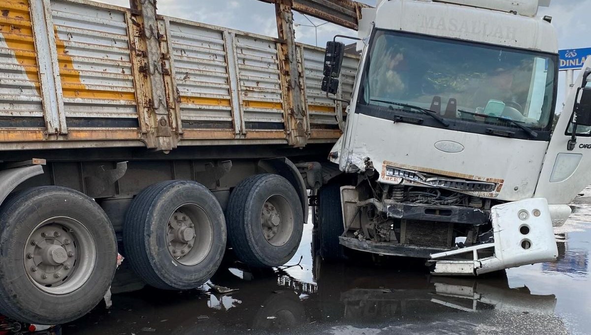 Mardin'de TIR ile otomobil çarpıştı: 1 çocuk öldü, 4 yaralı Mardin'de TIR ile otomobil çarpıştı: 1 çocuk öldü, 4 yaralı
