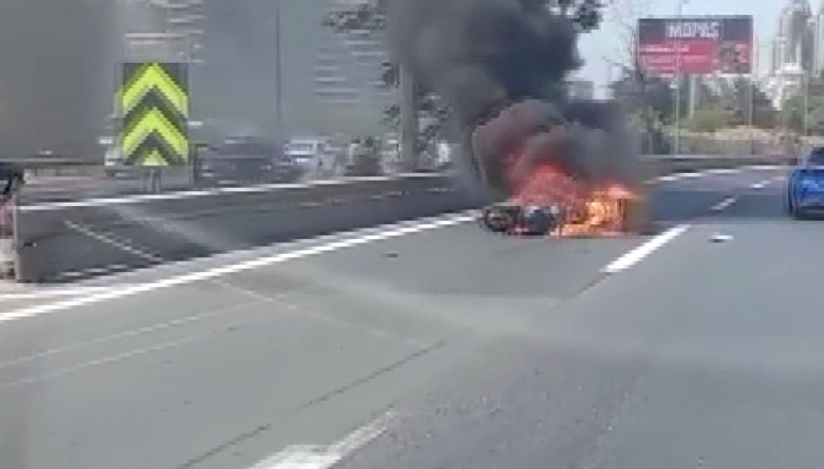 Ataşehir’de otomobilin çarptığı motosiklet alev alev yandı