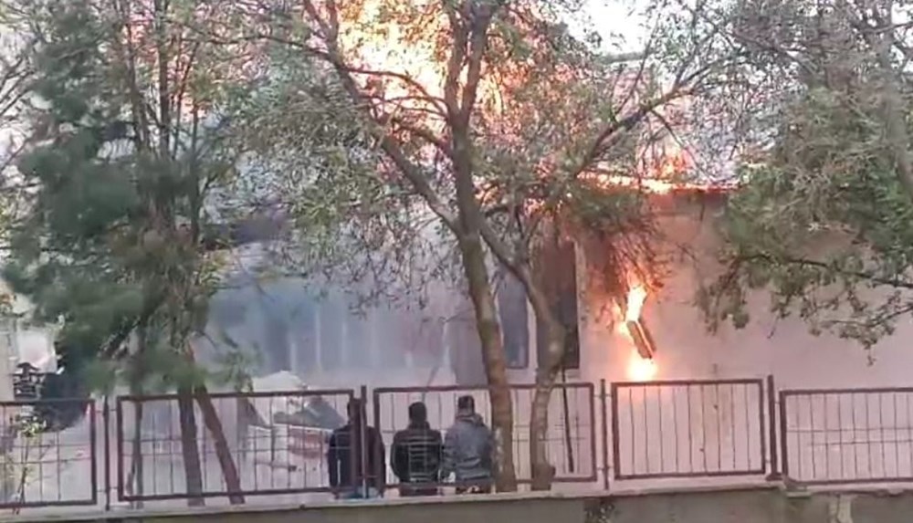 Diyarbakır’da okulda yangın paniği: 300 öğrenci tahliye
edildi - 1