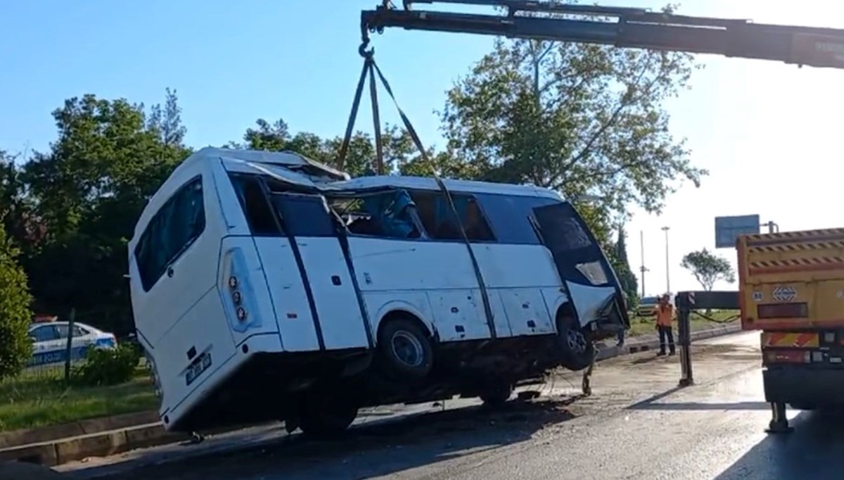 Antalya'da servis midibüsü devrildi: 1 ölü, 7 yaralı