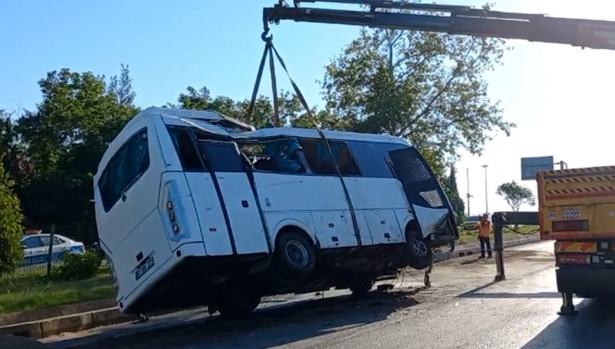 Antalya'da servis midibüsü devrildi: 1 ölü, 7 yaralı Antalya'da servis midibüsü devrildi: 1 ölü, 7 yaralı