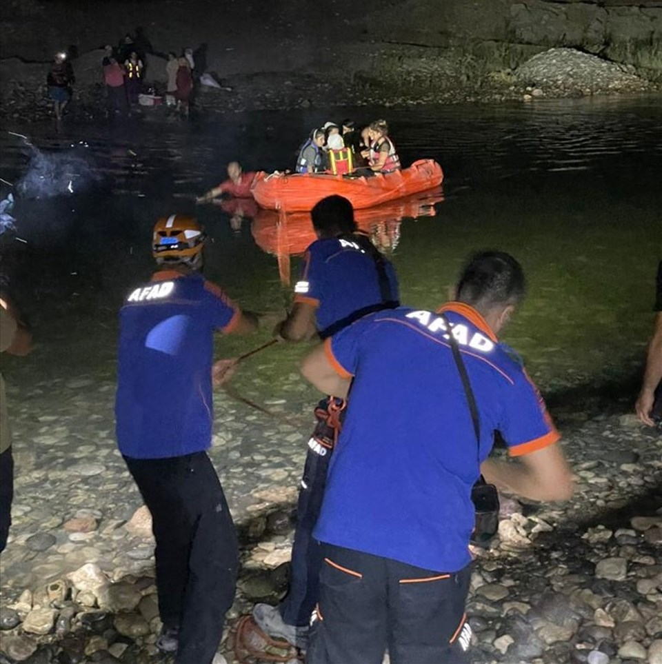 Dicle Nehri kıyısında mahsur kalan 21 kişi kurtarıldı - 1