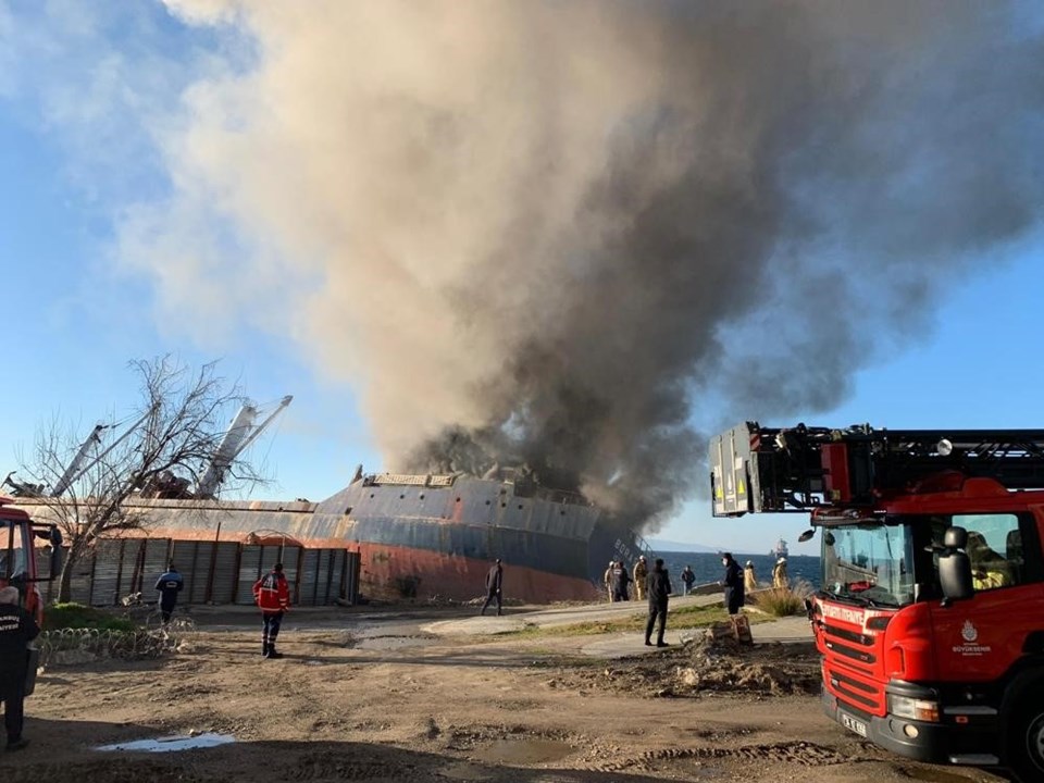 İstanbul Kartal'da gemi yangını - 1