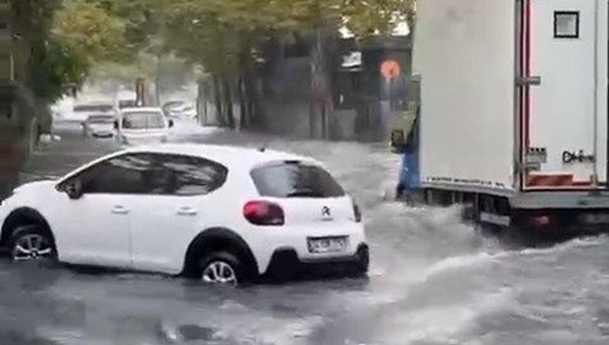 İstanbul'un Anadolu Yakası'nı sağanak vurdu: Yollar göle döndü, İETT otobüsünü su bastı