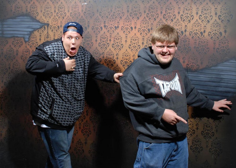 Испуги разные. Сильный испуг. Комната страха аттракцион. Убегает в страхе. Напуганный человек.