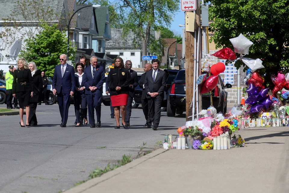 Biden ve eşi Jill Biden, Buffalo'yu ziyaret ederek saldırının kurbanlarının aileleri ile görüştü