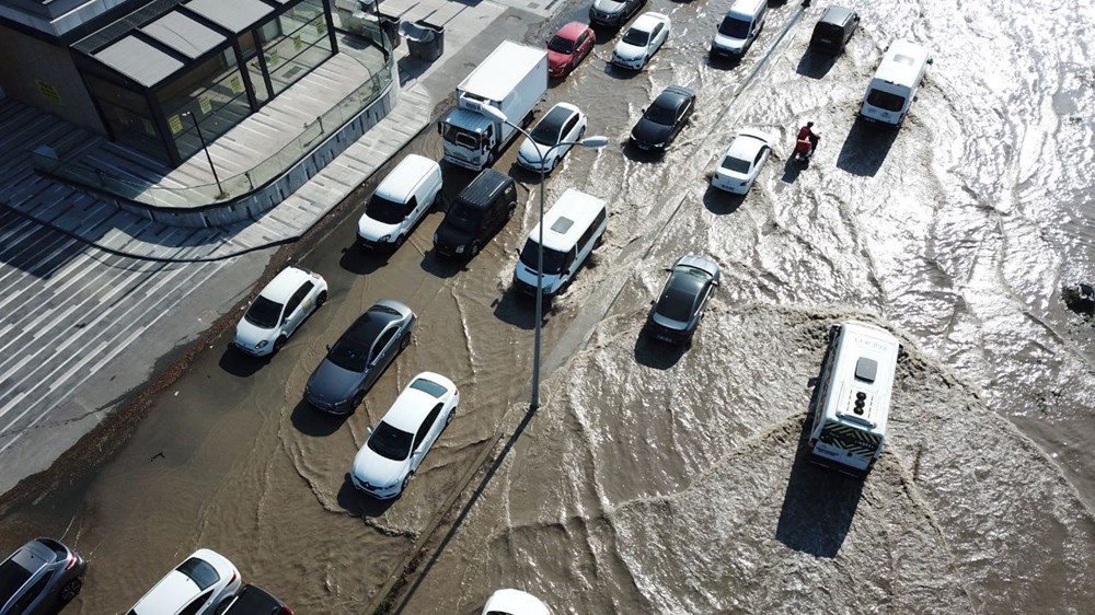 Başakşehir'de su borusu patladı: Yollar göle döndü - 5