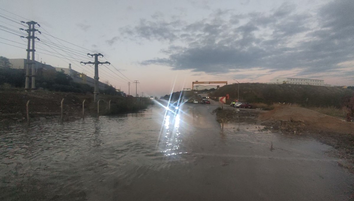 Sel suları yolu kapattı