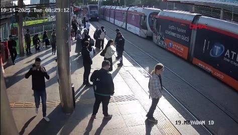 Tramvayın altında kalmaktan güvenlik görevlisi kurtardı